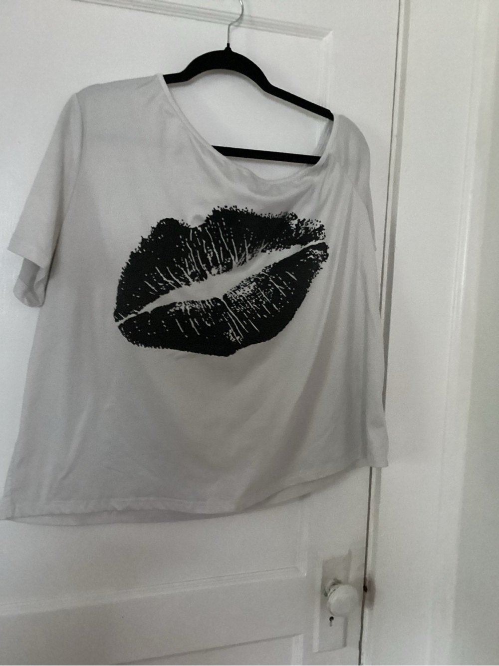 Source Unknown White Short Sleeve Top with Black Lip Print
